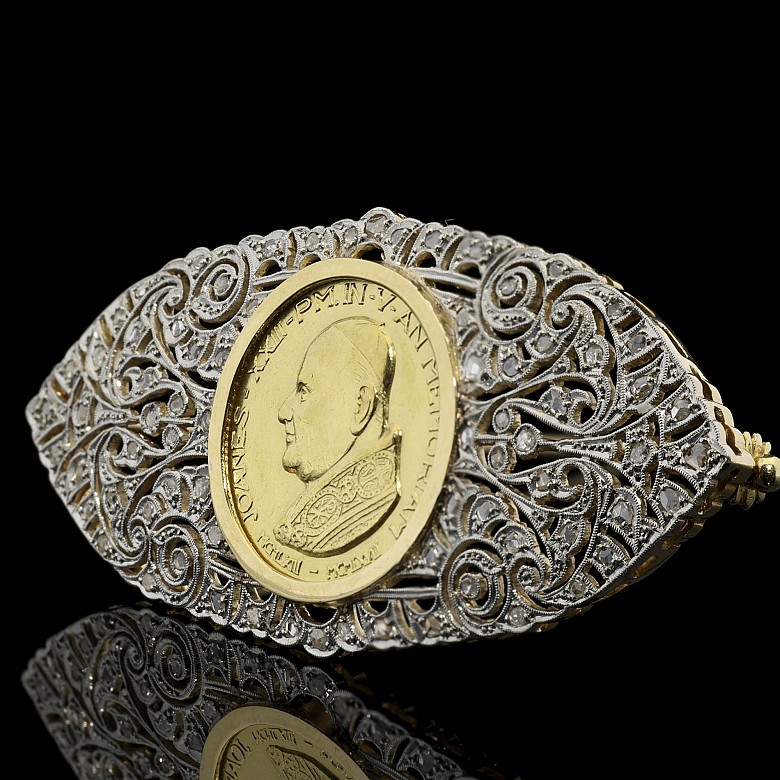 Broche de oro amarillo de 18 kt con moneda