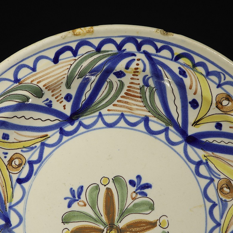 Pair of Manises ceramic dishes, 20th century