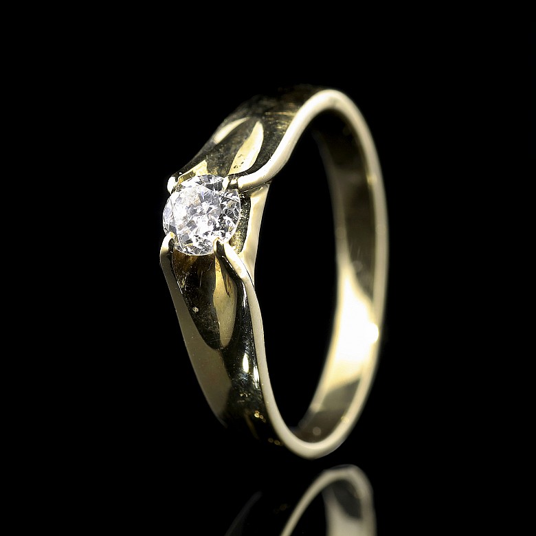 Anillo de oro amarillo de 18 k con un diamante central 0,30 ct.