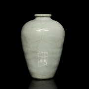 Celadon-glazed ware vase, Qing dynasty