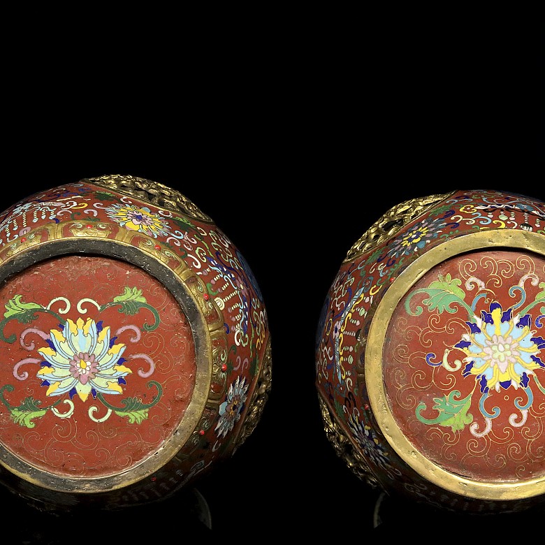 Pair of giratiorian vases, 19th - 20th century