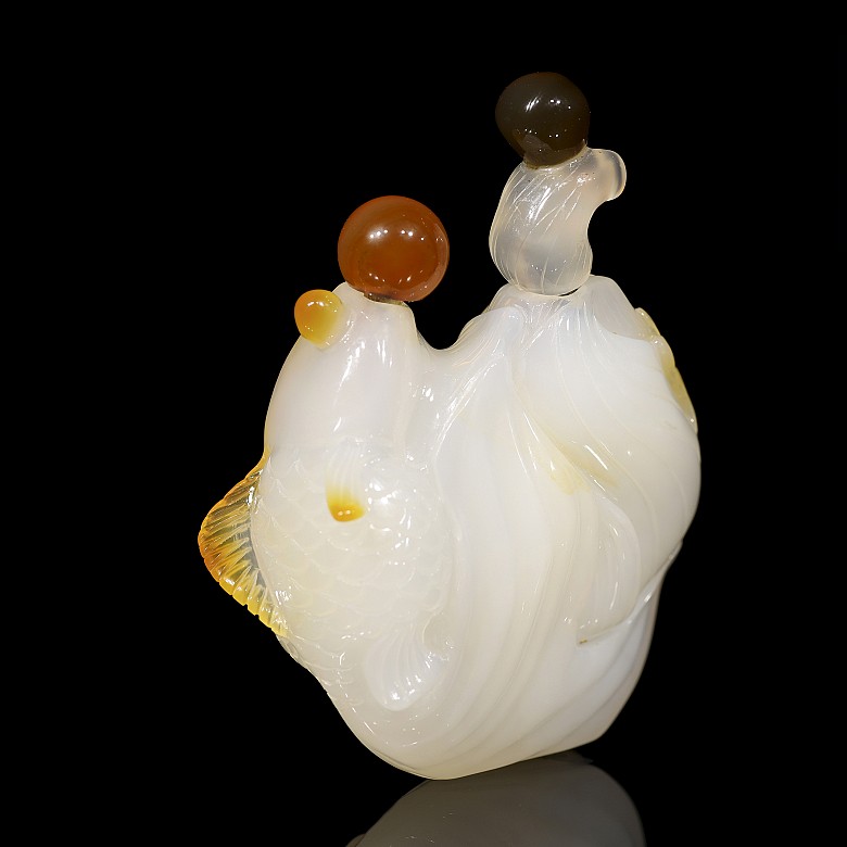 Agate snuff bottle 'Fish', Qing dynasty, Qianlong