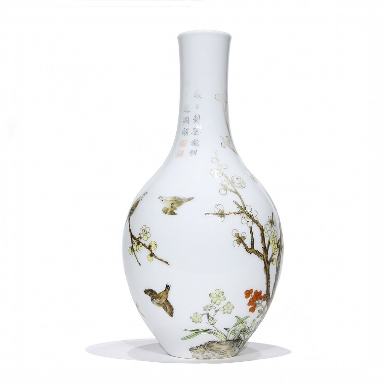 A Falangcai porcelain vase with nature and birds, Qianlong (1736 - 1795).