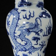 Blue and white glazed porcelain Zun Vase ‘Dragons’, with Kangxi mark