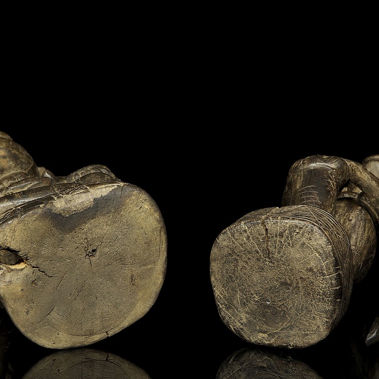 Dos figuras africanas de madera tallada, estilo Yoruba, s.XX