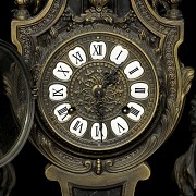 Bronze and marble clock with garnish, 20th century - 9