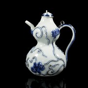 Blue-and-white porcelain ‘Hulu’ teapot, Ming dynasty