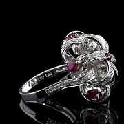 Ring in 18k white gold, diamonds and rubies