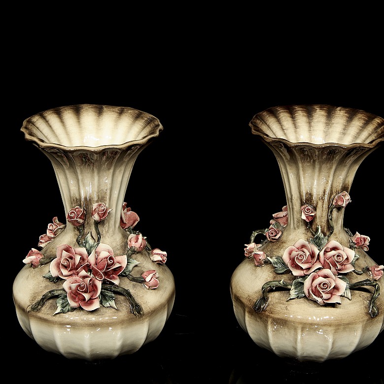 Capodimonte porcelain ‘Pair of vases with roses’, 20th century