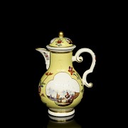 Tetera de porcelana amarilla estilo Meissen, s. XX