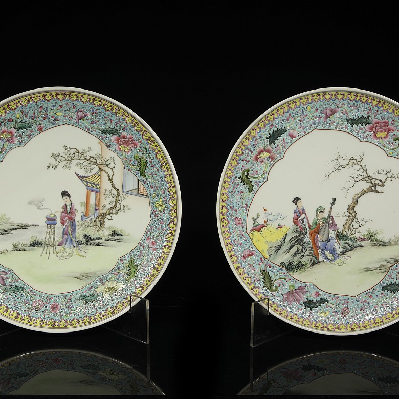 Pair of plates “Ladies in the garden”,  famille rose, Canton, 20th century