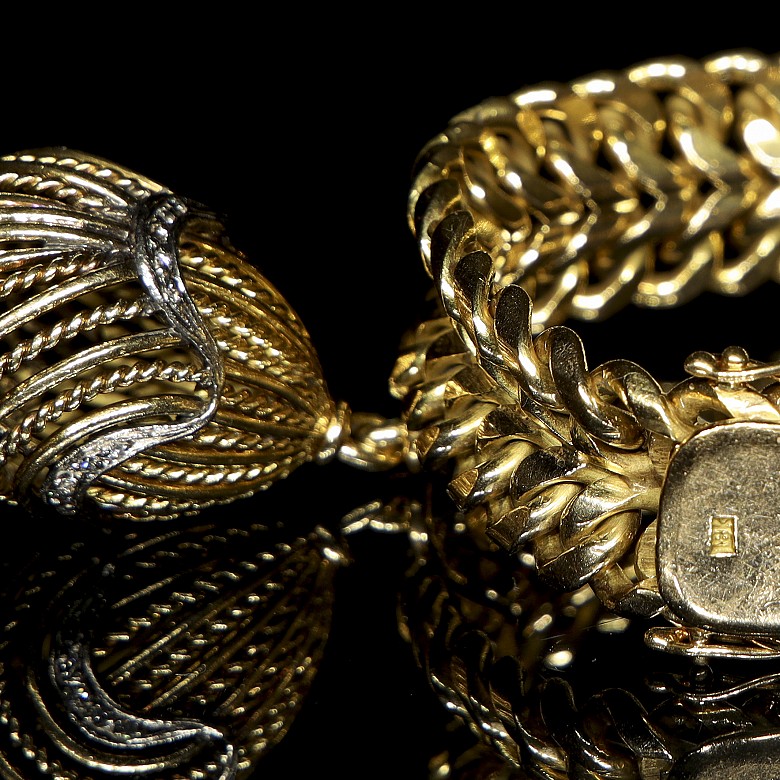 Bracelet in gold with oval ornament and diamonds