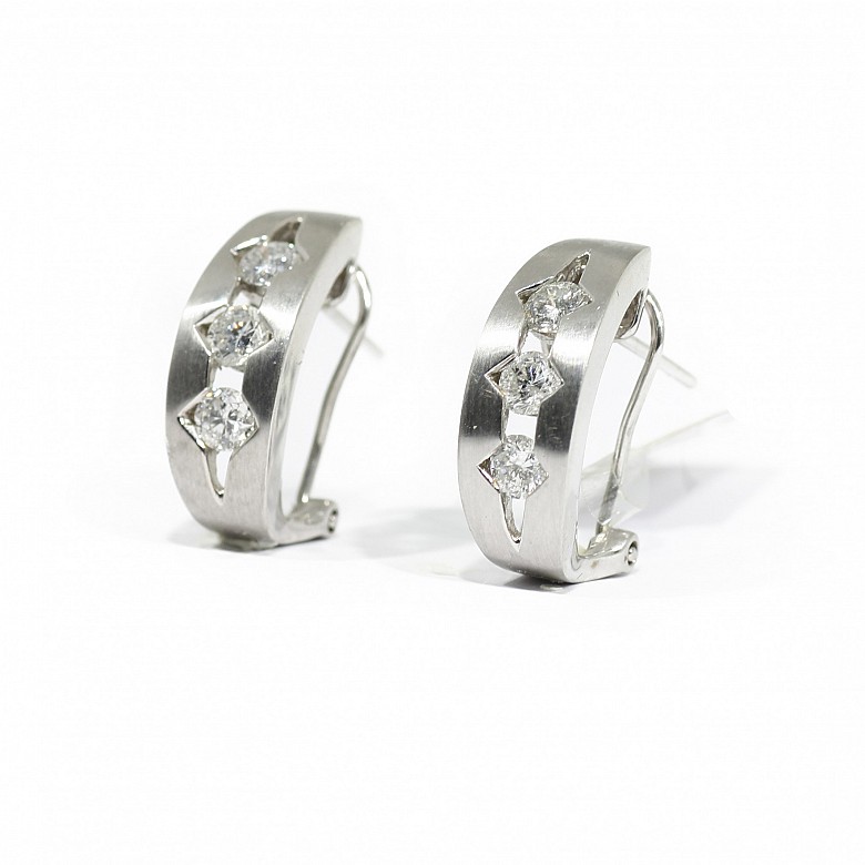 Earrings in 18k white gold and diamonds