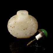 Carved jade ‘Dragon’ snuff bottle, Qing dynasty