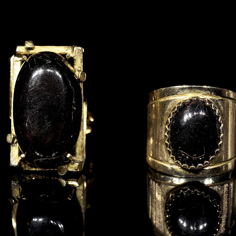 Dos anillos en oro amarillo y piedras negras