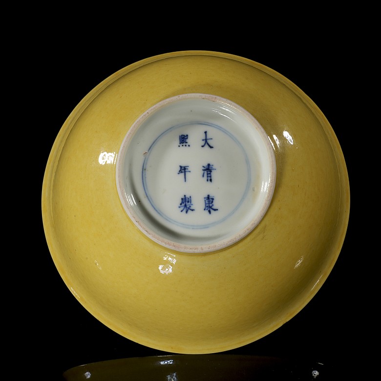 Small yellow-glazed porcelain bowl, Qing dynasty