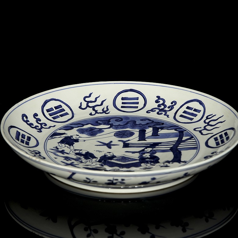 Blue and white porcelain plate “Children in the garden”, with Wanli seal