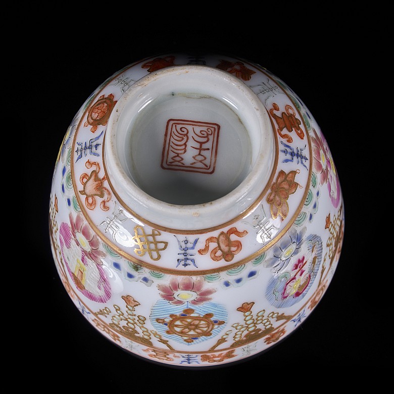 Porcelain cup, famille rose enamelled, Qing dynasty