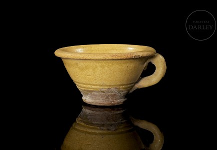 Taza de cerámica con vidriado amarillo, estilo Jin