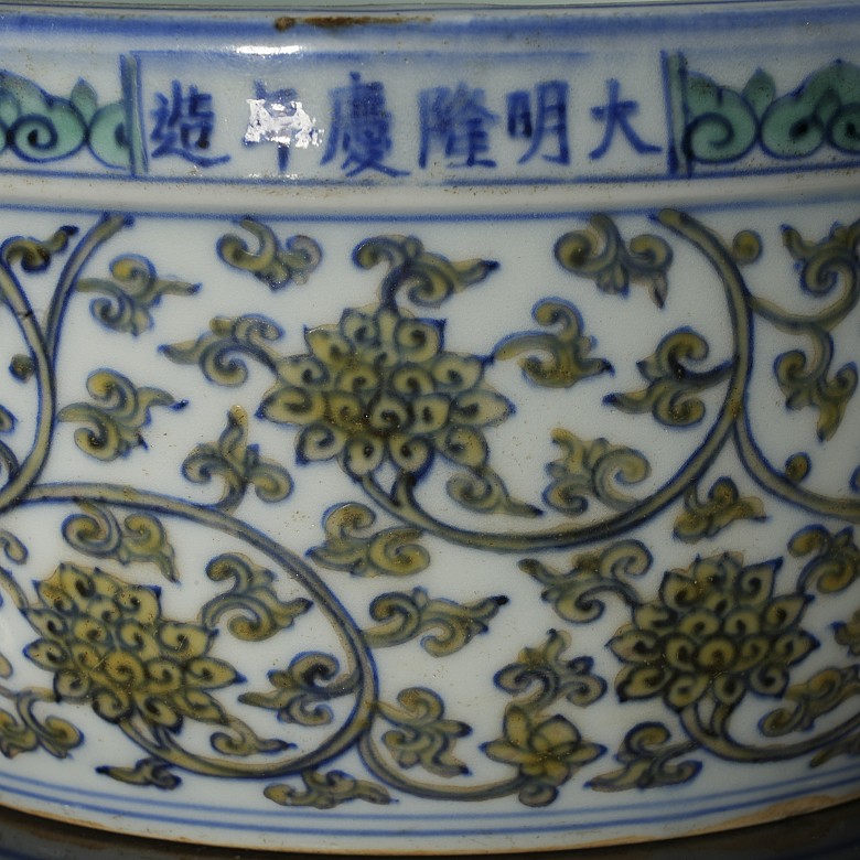 Doucai porcelain container for ‘Lotus’ brushes, with Longqing marking