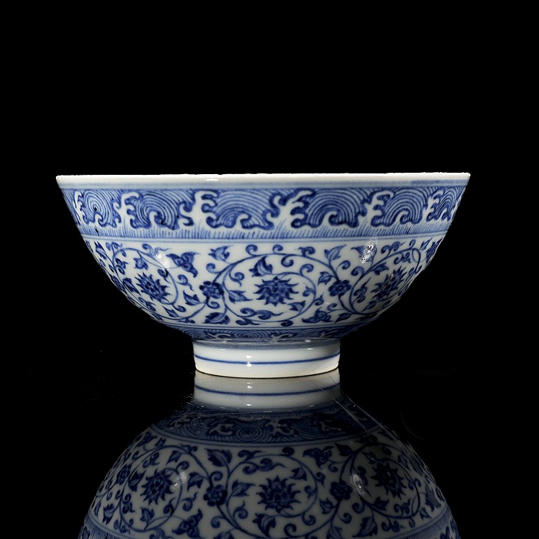 Bol de porcelana vidriada azul y blanco 