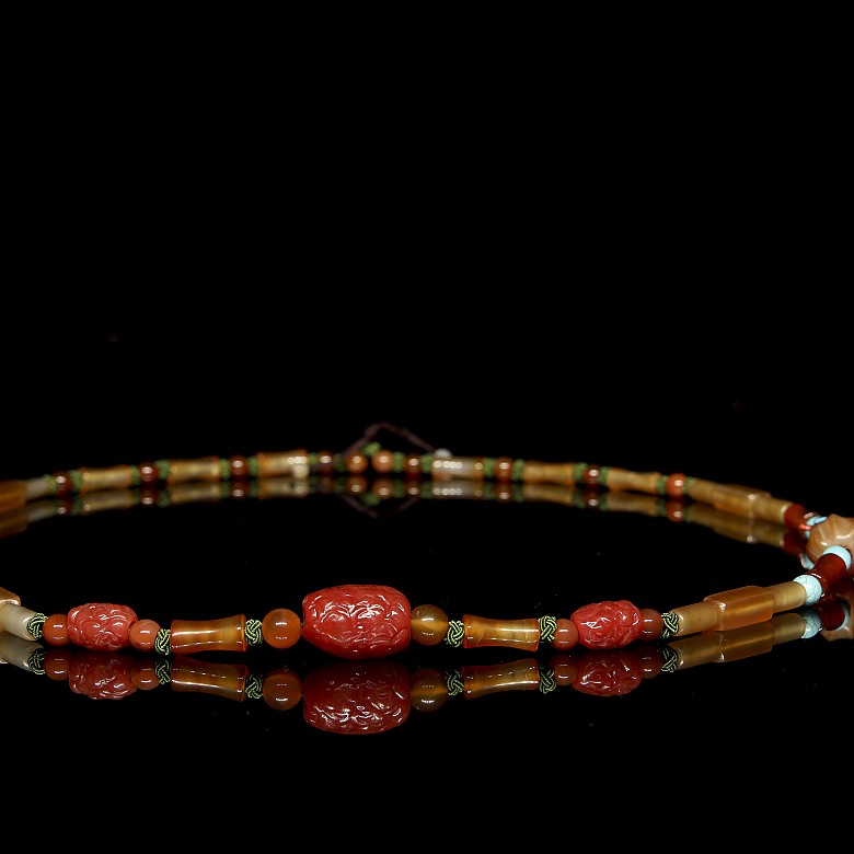 Agate and liuli necklace, Qing dynasty