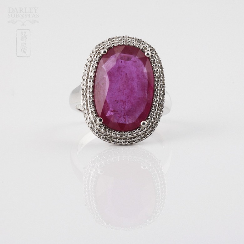 Ring with ruby ​​10.45cts and diamonds in 18K white gold.