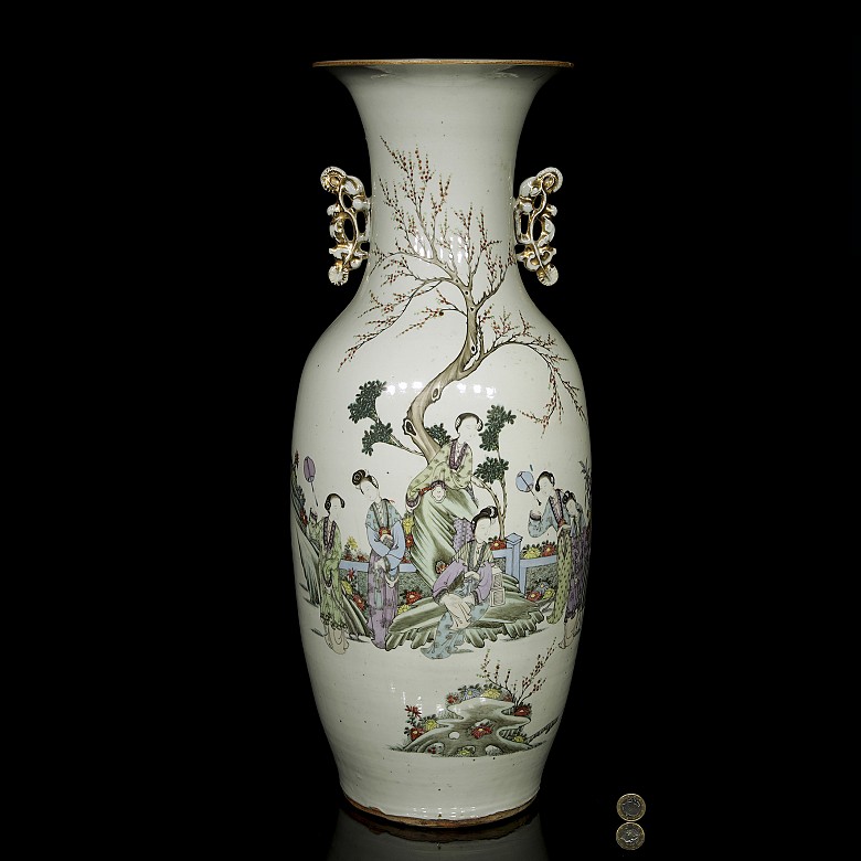 Chinese vase decorated with ladies, 19th century