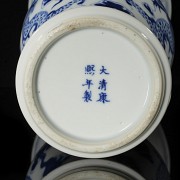 Blue and white glazed porcelain Zun Vase ‘Dragons’, with Kangxi mark