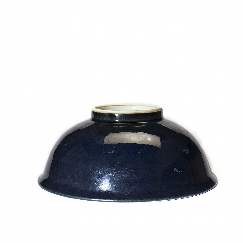 Porcelain bowl with sapphire-blue glaze, Qing dynasty