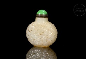 Carved jade ‘Dragon’ snuff bottle, Qing dynasty