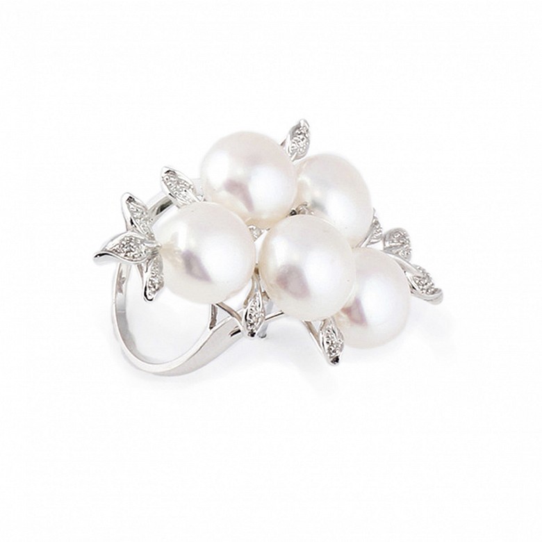 Ring in 18k white gold with pearls and 14 diamonds.