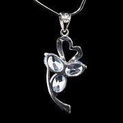 Pendant in white gold with topaz