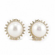 Pearl earrings in 18k yellow gold and diamonds.