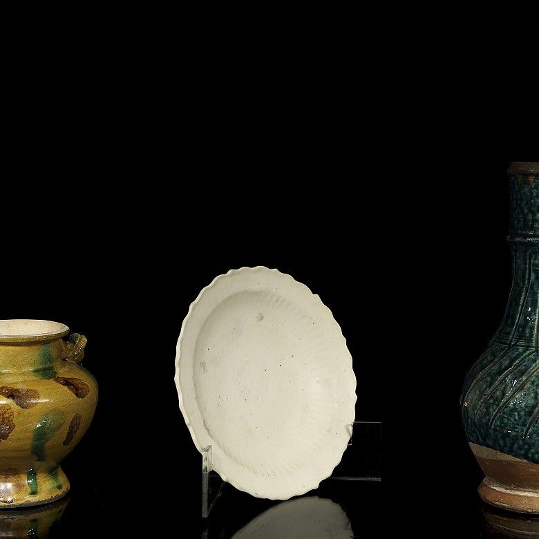 Three pieces of glazed pottery, 20th century