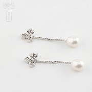 Pearl earrings in 18k white gold and diamonds.