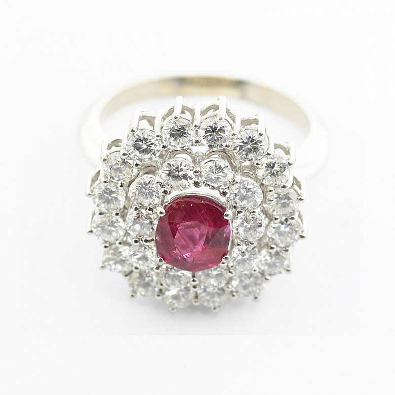 18k white gold ring with ruby ​​and diamonds