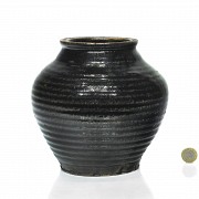 Striated ceramic vase, Qing dynasty