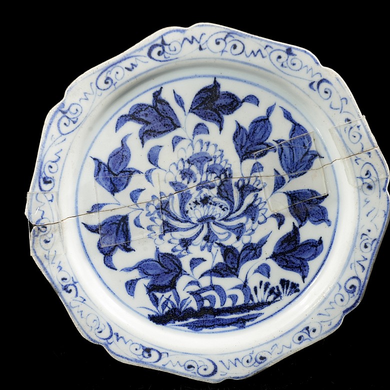 Blue-and-white glazed porcelain ‘Lotus’ dish, Yuan dynasty