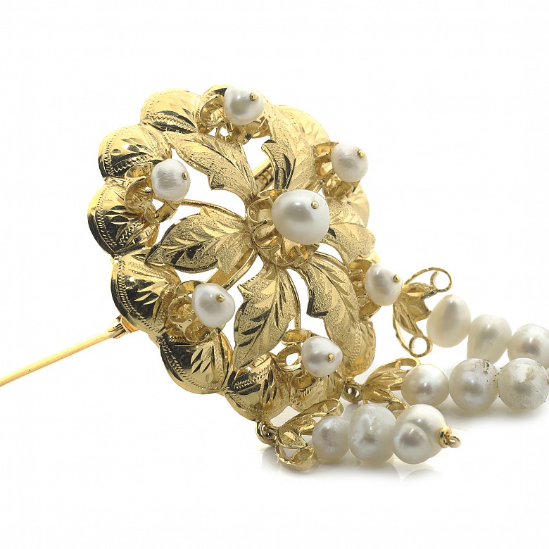 Brooch in 18k yellow gold and pearls