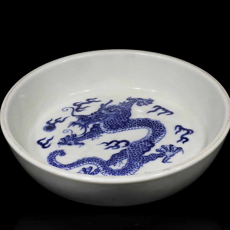 Porcelain plate with dragon, with Kangxi mark