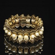 Brazalete de oro amarillo con perlas