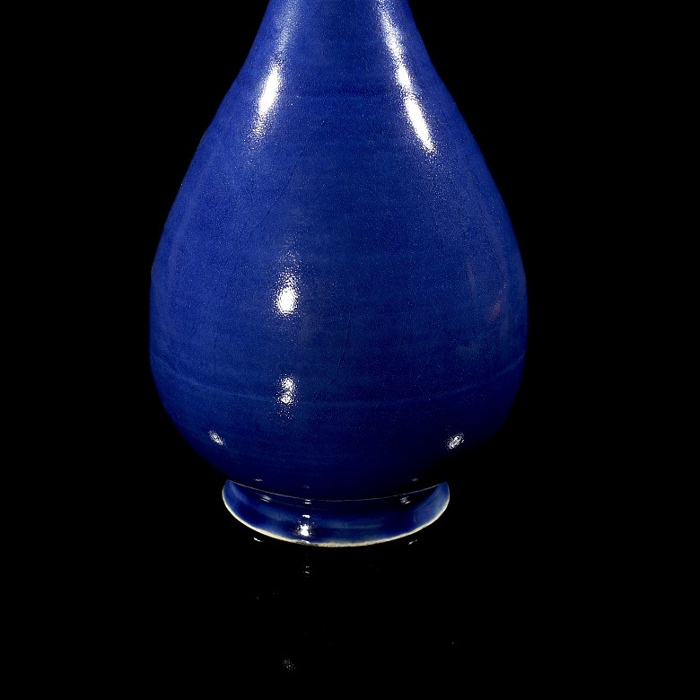 Blue enamelled porcelain vase ‘Ji’, Qing dynasty