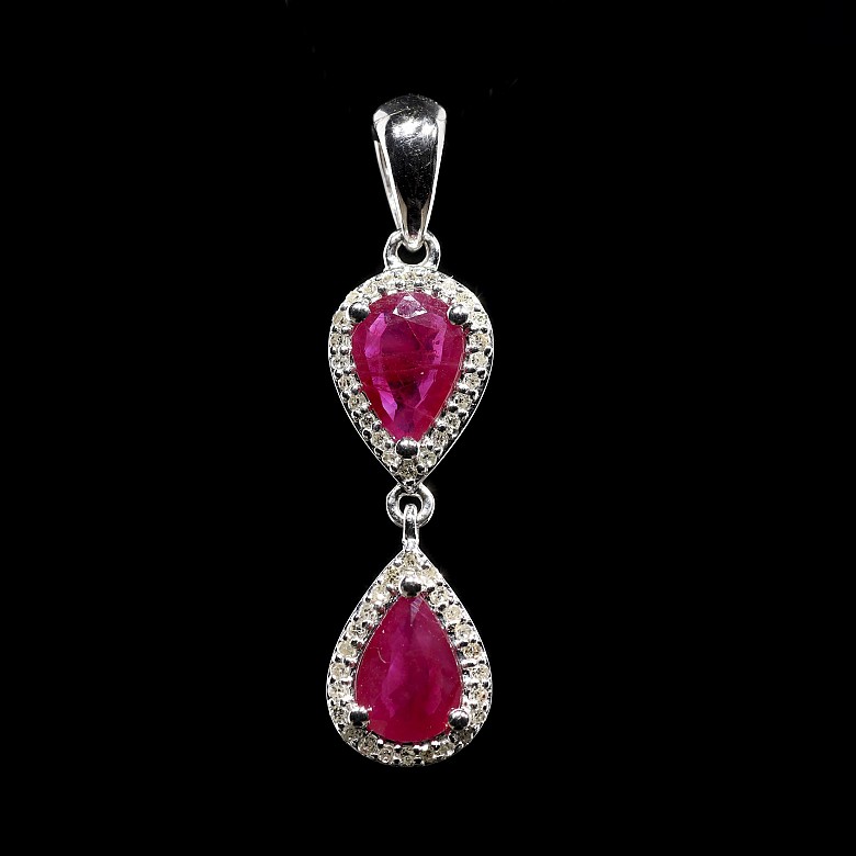 Pendant in 18 kt white gold with rubies and diamonds