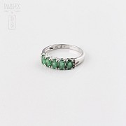 Ring in 18k white gold with emerald and diamonds.