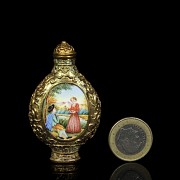 Snuff bottle ‘Gallant Scene’, with Qianlong brand name