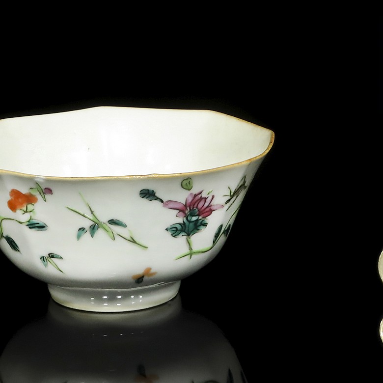 Lot with three enameled porcelain bowls, 19th - 20th century