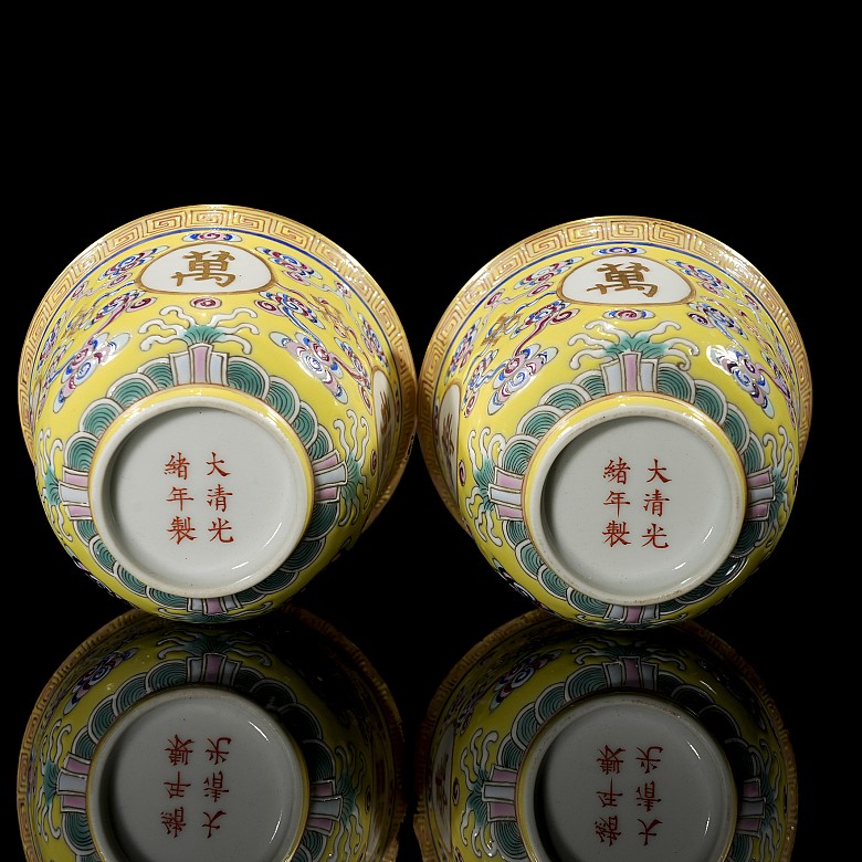 Pair of porcelain cups with yellow background, with Guangxu seal