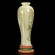 Small Hetian jade vase, Qing dynasty