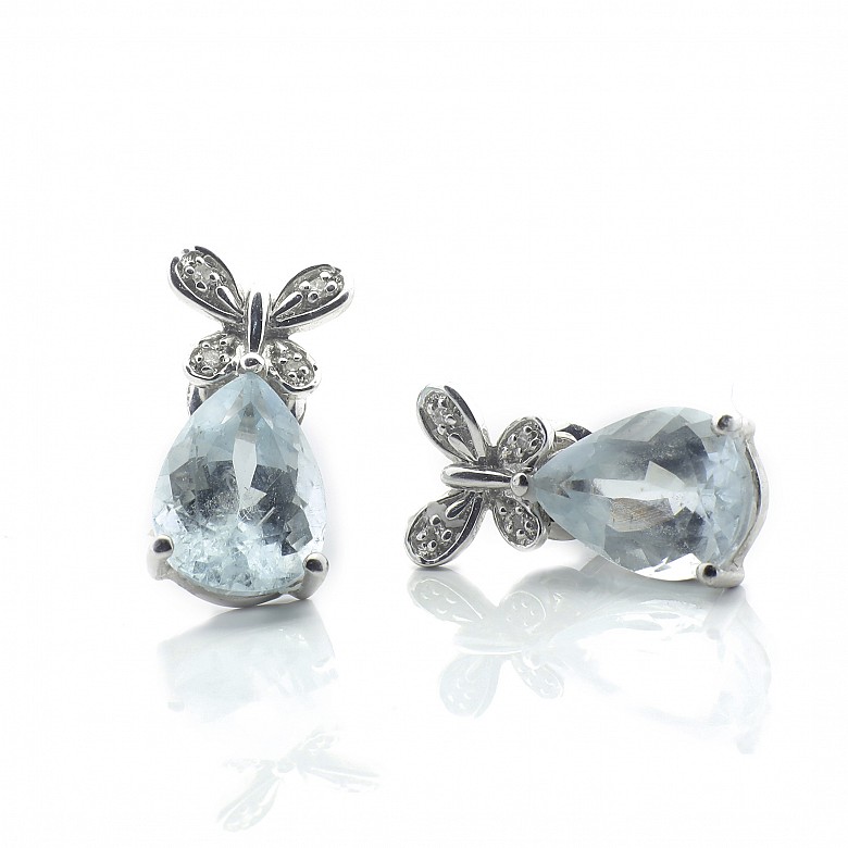 Earrings in 18k white gold with aquamarines